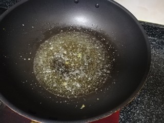 18、孔乙己爱吃的香酥茴豆,等油温5成热后，复炸一次