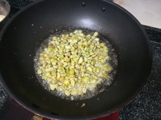 19、孔乙己爱吃的香酥茴豆,继续炸茴豆，注意小火炸，注意翻动哦