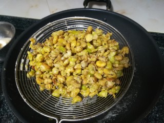21、孔乙己爱吃的香酥茴豆,等茴豆有点变黄色，感觉已经变酥了，速度起锅