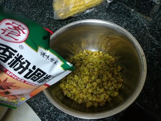 22、孔乙己爱吃的香酥茴豆,趁热倒入五香粉