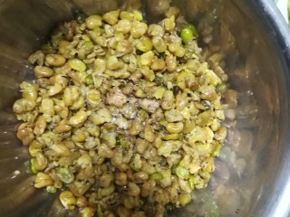 24、孔乙己爱吃的香酥茴豆,颠，颠，我上下左右地颠，为了让调料更好地入味，均匀。