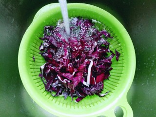 5、凉拌紫甘蓝,用冷水冲洗干净,捞出淋干水份。