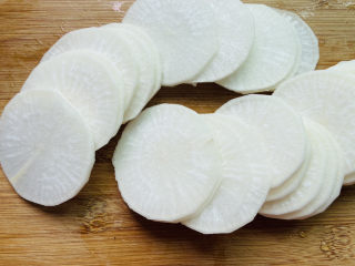 2、糖醋白萝卜,切成薄皮