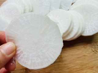 3、糖醋白萝卜,尽量切的薄一些