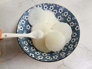 4、糖醋白萝卜,白萝卜放入容器中，加入1小茶匙盐，搅拌均匀。腌制三十分钟杀出水分，再倒掉多余水分