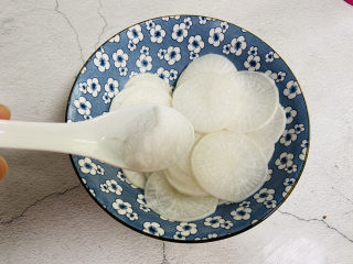 5、糖醋白萝卜,加入两勺白糖