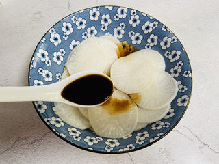 7、糖醋白萝卜,两勺生抽和适量的凉白开水