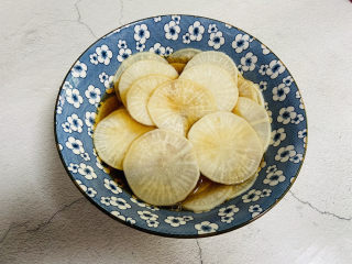 8、糖醋白萝卜,搅拌均匀放入冰箱冷藏，1-2天就可以吃了