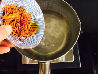 6、虫草花拌木耳,倒入虫草花焯水两分钟捞起沥干水分