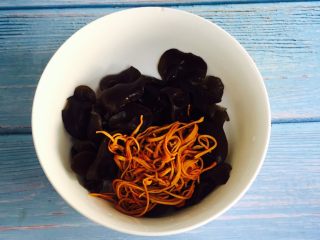 7、虫草花拌木耳,黑木耳、虫草花过凉水后捞起沥干水分