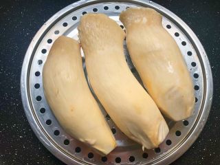 2、手撕杏鲍菇,杏鲍菇清洗干净,蒸锅里放入适量水,放入蒸屉,把杏鲍菇放到蒸屉里,开大火,把杏鲍菇蒸熟。
