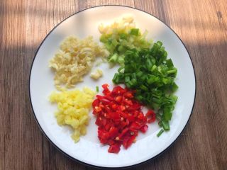 3、手撕杏鲍菇,把生姜和蒜头去皮清洗干净切成末,红辣椒清洗干净切碎,葱清洗干净切葱花。