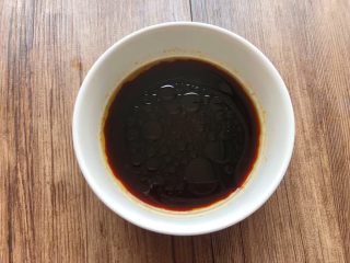 4、手撕杏鲍菇,取一个小碗,倒入20克生抽,少许盐,6克蚝油,白醋适量,白糖少许,芝麻油适量,搅拌至融化待用。