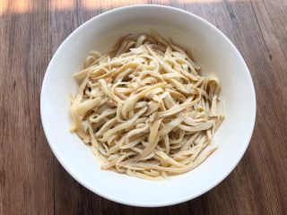 5、手撕杏鲍菇,杏鲍菇蒸熟以后,取出来晾晾,戴上手套,把杏鲍菇撕成小条,放入碗里待用。