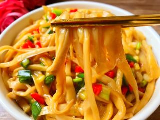 9、手撕杏鲍菇,用筷子搅拌均匀,美味的手撕杏鲍菇做好了,超级好吃哦。