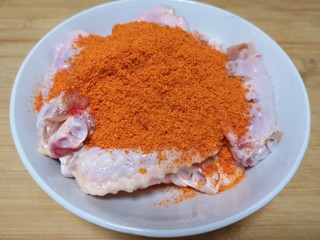 2、香酥炸鸡翅,加入奥尔良烤肉料。
