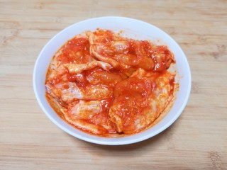 3、香酥炸鸡翅,带上一次性手套抓匀,放入冰箱腌制一晚上,中间取出来给鸡翅“按摩”几次。