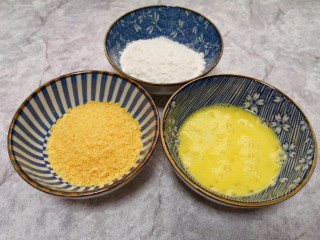 4、香酥炸鸡翅,鸡蛋一个打散,准备好玉米淀粉和面包糠。