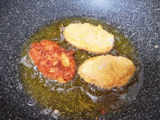 8、香酥炸鸡翅,锅内倒入多一点的食用油烧至七成热,放入鸡翅中小火炸制,中间多次翻动,炸至金黄色捞出。