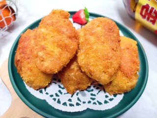 10、香酥炸鸡翅,装盘。