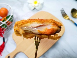 15、香酥炸鸡翅,咬一口,外酥里嫩还有汁,好吃到哭。