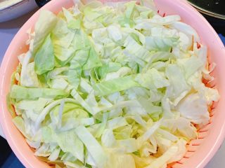 1、五花肉炒包心菜,包菜撕开洗干净，沥干水