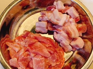 3、五花肉炒包心菜,五花肉切片