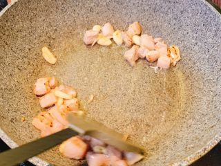 4、五花肉炒包心菜,冷锅热油，放入蒜姜爆香，放入五花肉翻炒变色