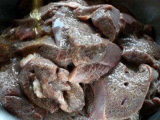 2、家常熘肝尖,然后将猪肝斜刀切片,淋勺料酒