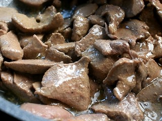 8、家常熘肝尖,猪肝变色后就赶快捞出。剩油弃之