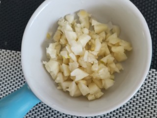 2、耗油西生菜,准备蒜末