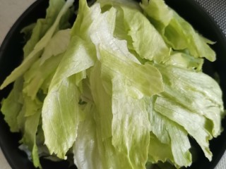 3、耗油西生菜,用手撕成大块