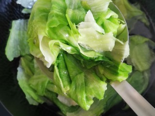 6、耗油西生菜,在次煮开就捞出控干水
