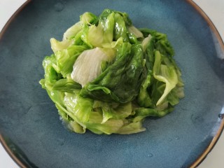 7、耗油西生菜,放入盘中备用