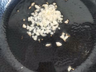 8、耗油西生菜,起锅烧油加入蒜末