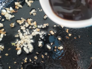 9、耗油西生菜,炒到蒜颜色变黄，下去耗油