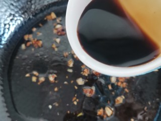 10、耗油西生菜,在加入蒸鱼豉油