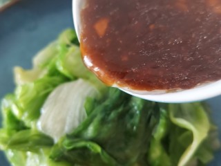 15、耗油西生菜,汤汁浓稠关火，浇在西生菜上