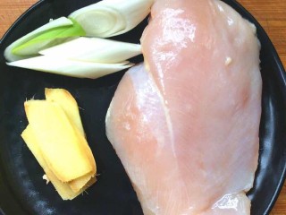 1、凉拌鸡丝,鸡脯肉洗净撕去薄膜，葱姜切段