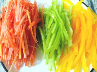 7、凉拌鸡丝,全部切成丝