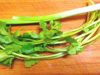 9、凉拌鸡丝,香菜，蒜苗洗净，切碎