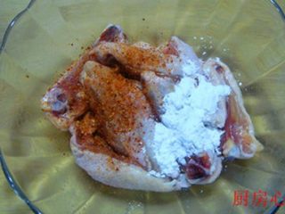 1、火辣鸡翅,鸡翅从中间切开，放入容器中，加入盐；料酒拌匀，加入辣椒面；干淀粉少许，抓匀即可