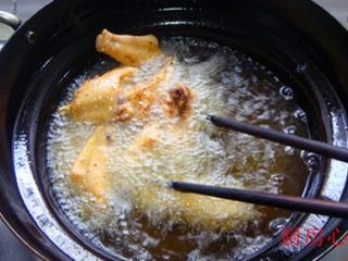 2、火辣鸡翅,坐油锅，放宽油，待油烧到有轻烟时，关火后再放入鸡翅，这样鸡翅永远炸不糊