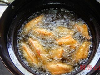 3、火辣鸡翅,约关火炸1分钟以后，再开火炸1分钟，然后关火即可捞出