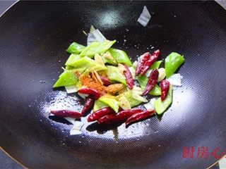 4、火辣鸡翅,锅中放少油，爆香葱姜蒜干辣椒，调入辣椒面；盐；鸡精后炒匀