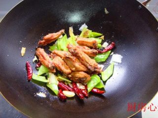 5、火辣鸡翅,倒入鸡翅翻炒均匀后，即可出锅