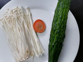 1、黄瓜凉拌金针菇,准备好所需材料