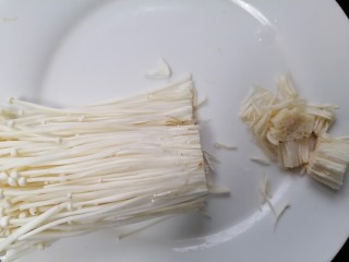 2、黄瓜凉拌金针菇,将金针菇根部切掉