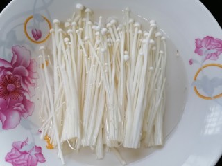 3、黄瓜凉拌金针菇,将金针菇泡水清洗干净