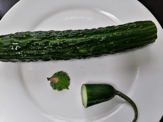 4、黄瓜凉拌金针菇,将黄瓜去头去尾